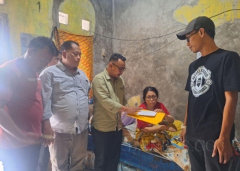 Komunitas Rakyat Memberi Santuni Janda Stroke yang Rumahnya Roboh