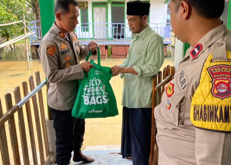 Polsek Cikande Salurkan Bantuan Sosial untuk Warga Penyintas Banjir di Desa Songgom Jaya