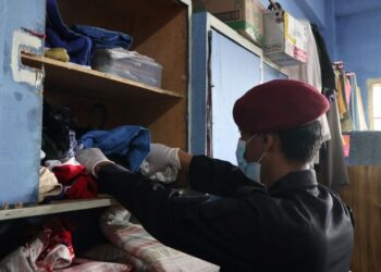 Petugas Gabungan Razia Kamar Warga Binaan Rutan Jambe Tangerang