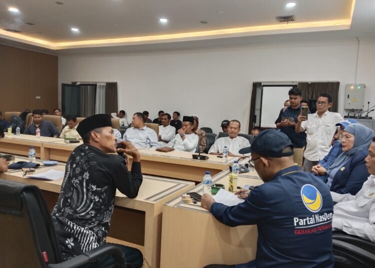 Kena Prank Pemkab Lebak, Warga Huntara Cigobang Curhat ke Fraksi Nasdem DPRD Banten