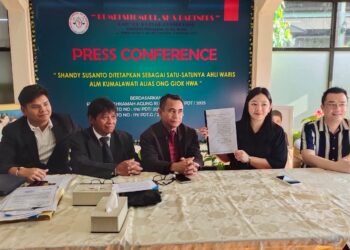 Shandy Susanto didampingi kuasa hukumnya, Rumbi Sitompul saat menunjukkan surat putusan Mahkamah Agung yang menyatakan sebagai pewaris tunggal seluruh harta kekayaan Kumalawati saat konferensi pers di Restoran Bintang Laguna, Jumat (30/5). LUKMAN HAPIDIN/BANTEN POS