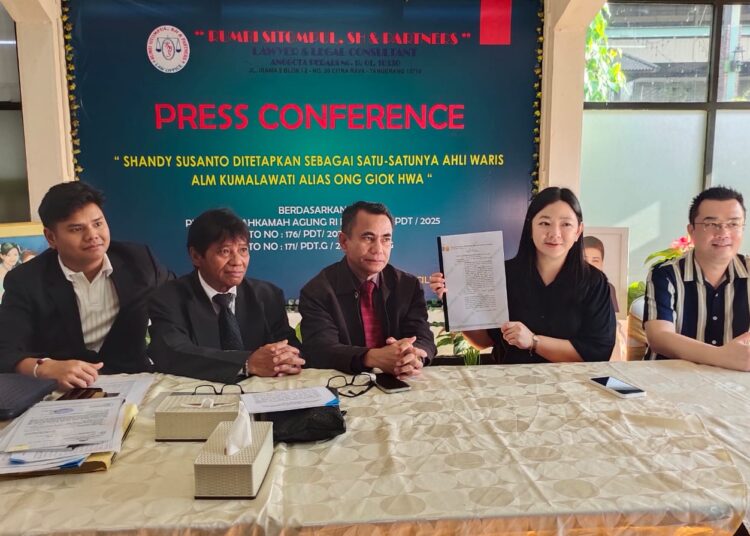 Shandy Susanto didampingi kuasa hukumnya, Rumbi Sitompul saat menunjukkan surat putusan Mahkamah Agung yang menyatakan sebagai pewaris tunggal seluruh harta kekayaan Kumalawati saat konferensi pers di Restoran Bintang Laguna, Jumat (30/5). LUKMAN HAPIDIN/BANTEN POS