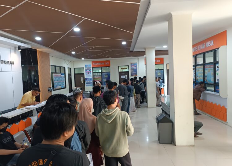 Wajib pajak saat antri membayar kewajibannya.