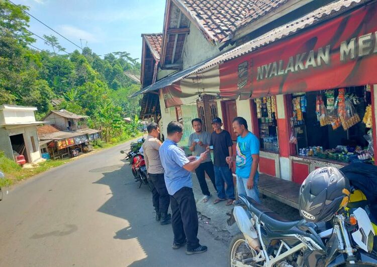 Kepolisian Resor (Polres) Lebak mengamankan dugaan beberapa preman yang melakukan pungutan liar terhadap pengendara roda empat di perempatan Ciawi Cilograng.ANTARA/HO-Polres Lebak