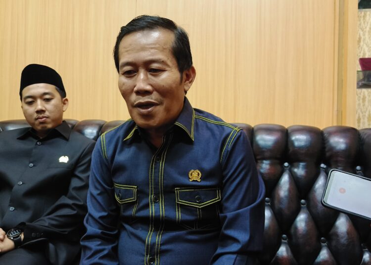 Ketua DPRD Kota Serang, Muji Rohman (sebelah kanan, tidak mengenakan peci) saat ditemui di ruang kerjanya pada Selasa (10/6). BANTEN POS/TAUFIQ SOLEHUDIN
