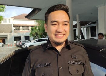 Walikota Cilegon Robinsar saat diwawancarai di kantornya, Rabu (11/6). LUKMAN HAPIDIN/BANTEN POS