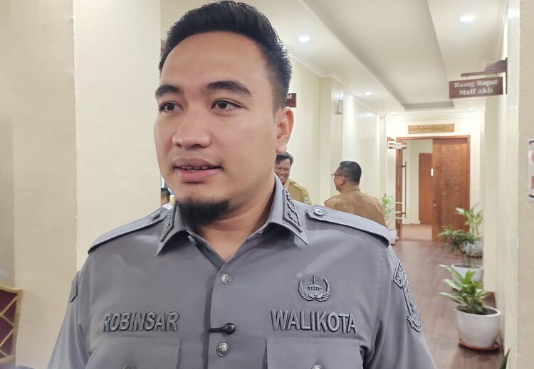 Walikota Cilegon Robinsar saat diwawancarai BANPOS, Senin (16/6). LUKMAN HAPIDIN/BANTEN POS