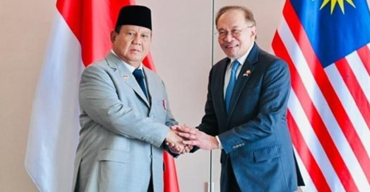 Presiden Prabowo Subianto dan PM Malaysia Anwar Ibrahim saat bertemu di Kuala Lumpur.