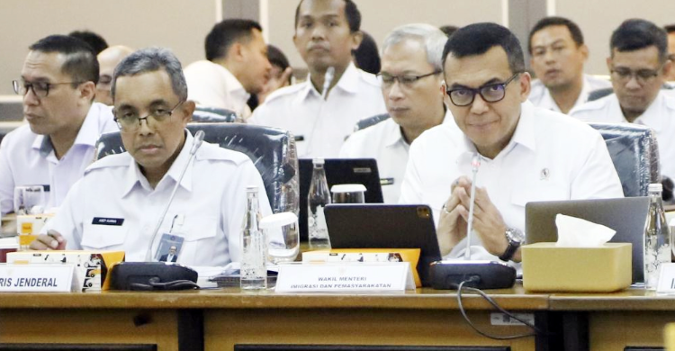 Wakil Menteri Imigrasi dan Pemasyarakatan (Wamen Imipas) Silmy Karim (kanan) bersama Sekretaris Jenderal Asep Kurnia (kiri) serta jajaran Kementerian menghadiri Rapat Kerja dengan Komisi XIII DPR di Kompleks Parlemen, Senayan, Jakarta, Senin (21/7/2025). (Foto: Tedy Octariawan Kroen/RM)