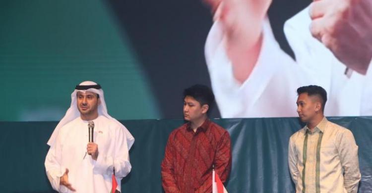 Dari kiri: CEO Rakyat Merdeka Group Kiki Iswara Darmayana, Direktur Resources Investment Limited Ali Alshimmari, Menko Pangan Zulkifli Hasan, Co-Initiator kemitraan Indonesia Gamma Thohir, dan Mitra Co-Investor dari Indonesia Zagy Berian foto bersama usai penandatanganan MoU kerja sama pembentukan Perusahaan Holding Investasi untuk mendorong proyek-proyek berdampak tinggi di berbagai sektor utama di Indonesia. Penandatanganan dilakukan dalam acara Green Impact Festival 2025 di Djakarta Theatre, Kamis (24/7/2025). (Foto: Sophan Wahyudi/Rakyat Merdeka/RM.id)