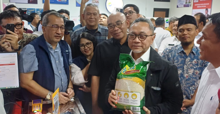 Menteri Koordinator Bidang Pangan RI Zulkifli Hasan meninjau kesiapan Koperasi Desa Merah Putih di Yogyakarta, Sabtu (19/7/2025). Menko Pangan yang hadir bersama Sri Sultan Hamengku Buwono X serta didampingi Direktur SCM dan TI ID FOOD Bernadetta Raras dan Direktur PT PPI member of ID FOOD mengapresiasi kesiapan produk pangan ID FOOD di Koperasi Desa Merah Putih. Foto: Istimewa