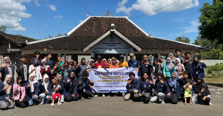 Tim Kuliah Kerja Nyata Tematik Inovasi (KKN-T Inovasi) Institut Pertanian Bogor (IPB) Tahun 2025 melaksanakan pemasangan dan sosialisasi Automatic Weather Station (AWS) di Dusun Kedungpoh Kidul, Kalurahan Kedungpoh, Kabupaten Gunungkidul, Yogyakarta, Sabtu (19/7/2025).