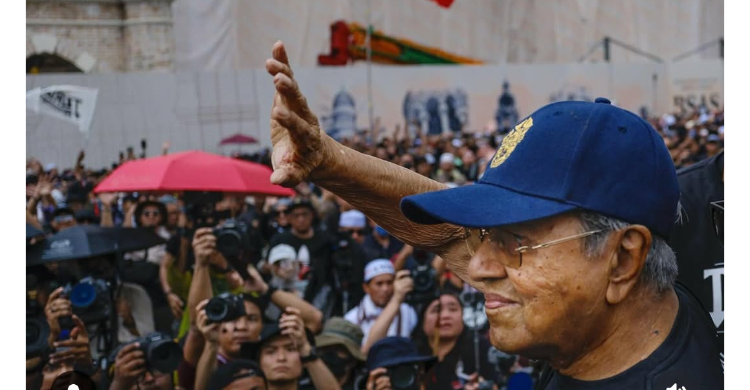Mantan PM Malaysia Mahathir Mohamad dalam aksi tuntut PM Malaysia Anwar Ibrahim mundur.