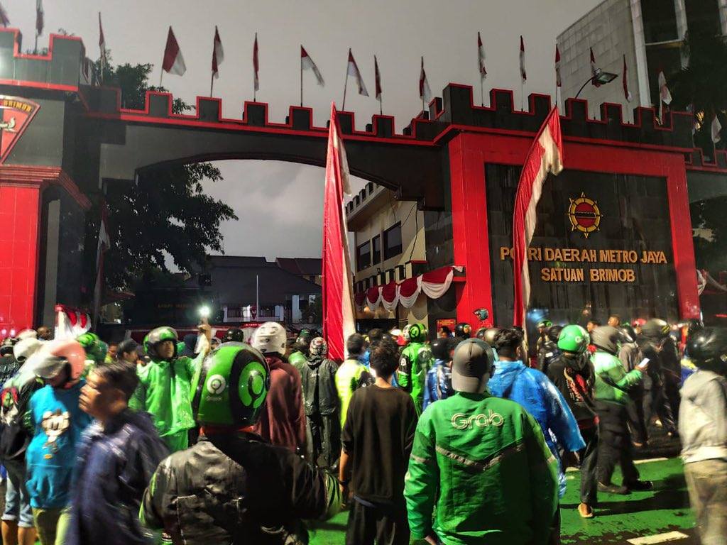 Massa yang berkumpul di Mako Satbrimob Jakarta. Sumber: Facebook