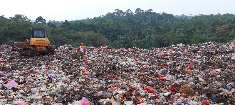 Kondisi TPAS Bangkonol yang masih menggunakan sistem open dumping.