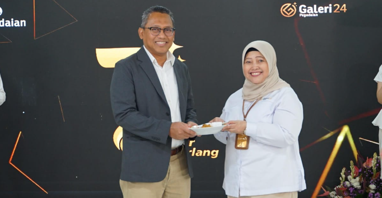 Direktur PT Pegadaian Galeri 24, Endah Susiani (kemeja putih). Foto: Istimewa
