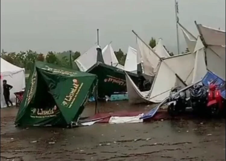 Stand Festival Karian di Lebak Porak-Poranda Dihantam Angin Kencang