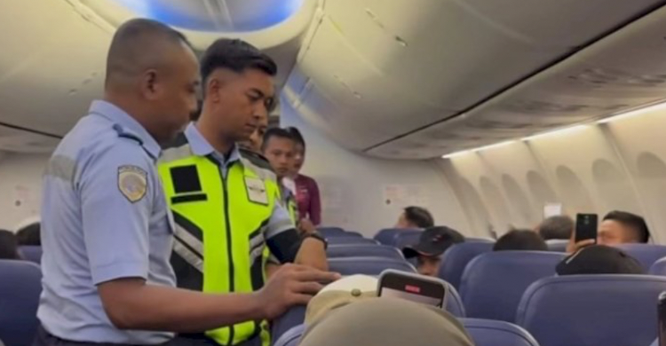 Penindakan pelaku pengacaman bom di dalam pesawat. (Foto: Inaca)