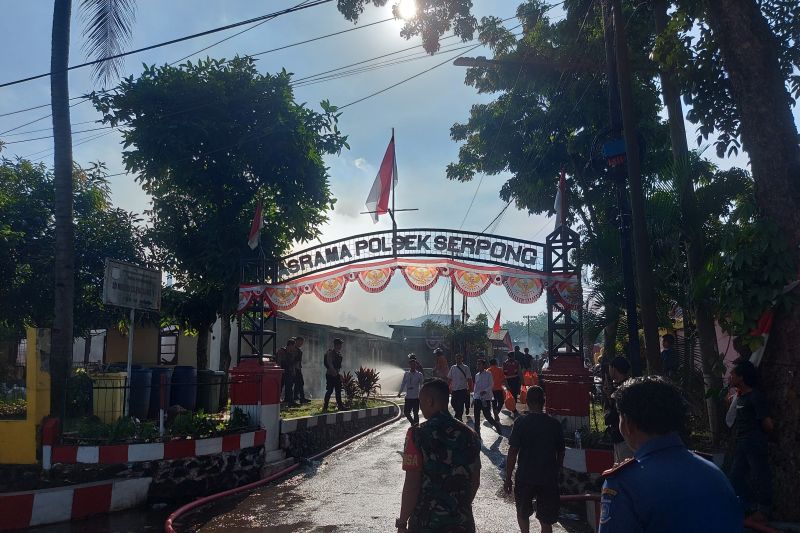Kebakaran di asrama Polsek Serpong di Tangerang Selatan Banten, Rabu. ANTARA/Irfan.