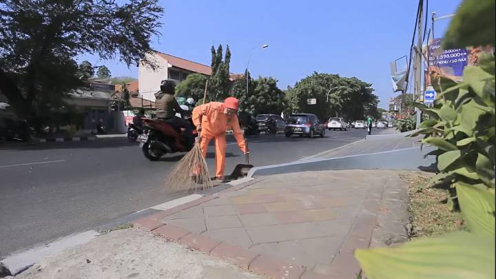 Petugas Kebersihan Kota Tangerang membersihkan jalanan Kota Tangerang. Istimewa